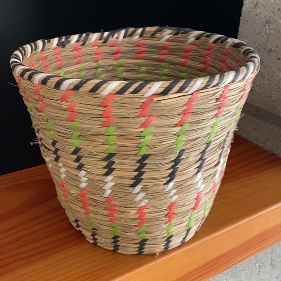 Seagrass basket / planter with multicolor detail - Picture 2 of 7